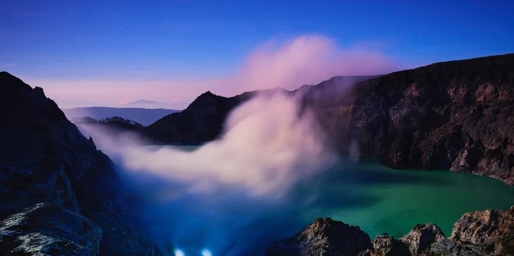 Hồ Kawah Ijen (Indonesia): Hồ Kawah Ijen và núi lửa trông rất ngoạn mục vì một hiện tượng tự nhiên hiếm gặp xảy ra ở đây. Khí lưu huỳnh bùng phát qua các bề mặt đá xung quanh hồ, bốc cháy khi chúng chạm vào không khí bên ngoài. Điều này tạo ra ngọn lửa bắn cao tới gần 5m vào không trung. Ngọn lửa đốt cháy những dòng lưu huỳnh lỏng màu xanh lam chảy xuống núi giống như dung nham màu xanh điện.
