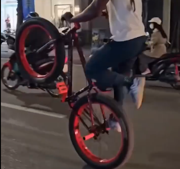 Clip: Phản cảm đoàn người nước ngoài đi xe đạp “ngổ ngáo” trên phố - 1