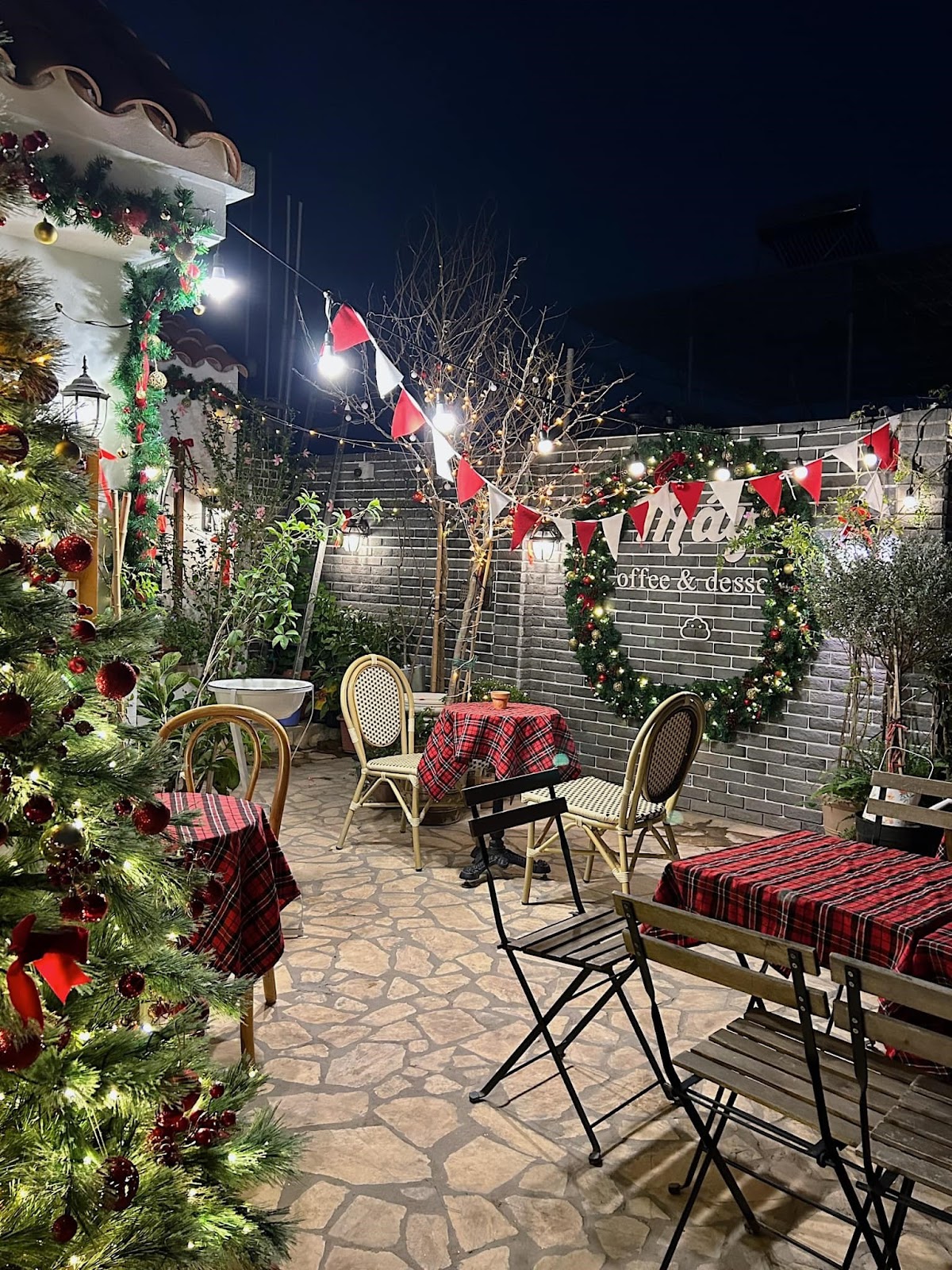 Những quán café từ dễ thương tới sang xịn, giơ máy lên là có ảnh đẹp mùa Giáng sinh