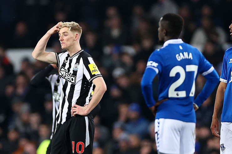 Newcastle thảm bại trên sân của Everton