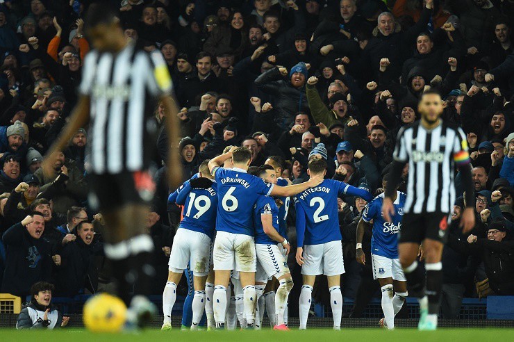 Everton vùi dập Newcastle trên sân nhà