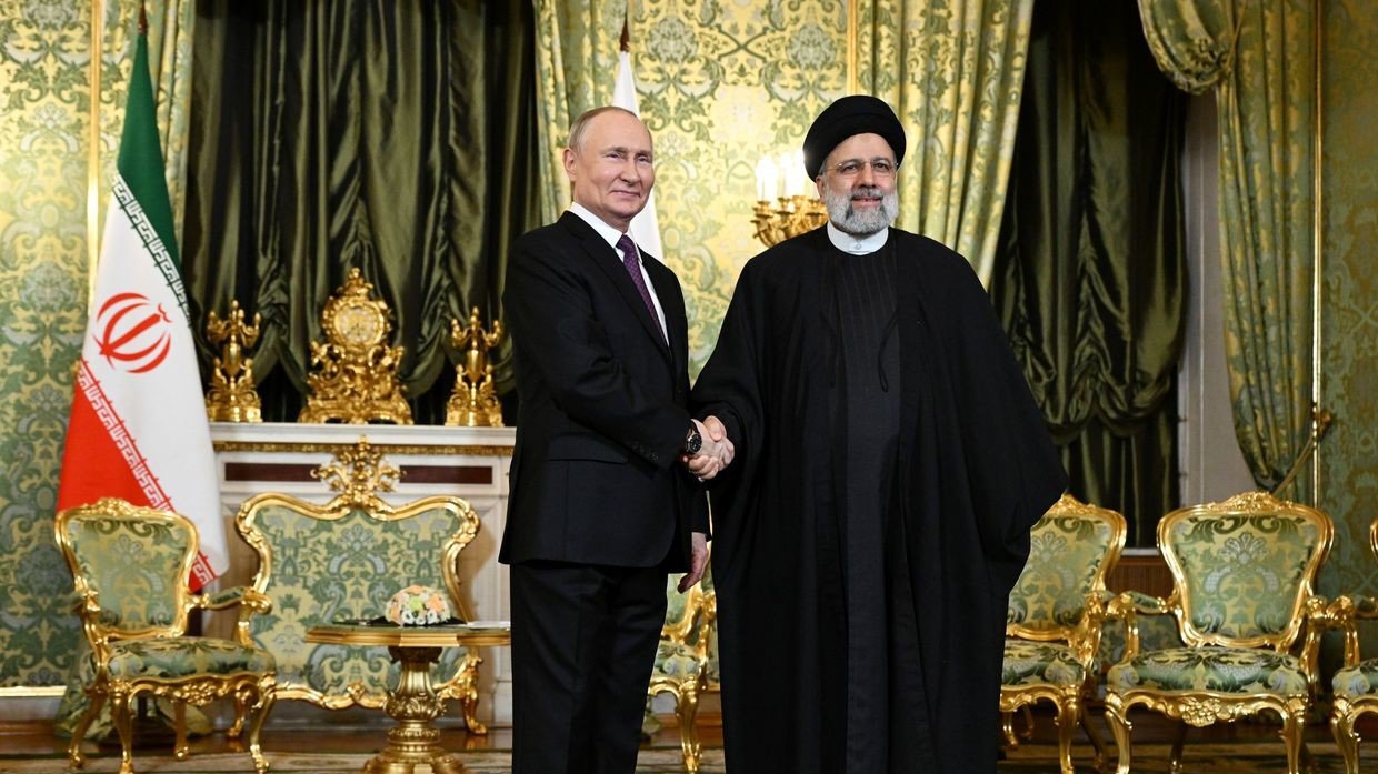Ông Putin gặp Tổng thống Iran Ebrahim Raisi ở Moscow vào ngày 7/12/2023.