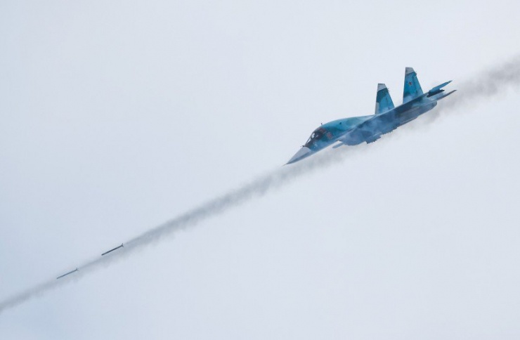 Tiêm kích bom Su-34 của Nga phóng tên lửa trong cuộc thi Aviadarts thuộc khuôn khổ Hội thao quân sự quốc tế 2021 tại thao trường Dubrovichi bên ngoài TP Ryazan (Nga) ngày 27-8-2021. Ảnh: MAXIM SHEMETOV/REUTERS