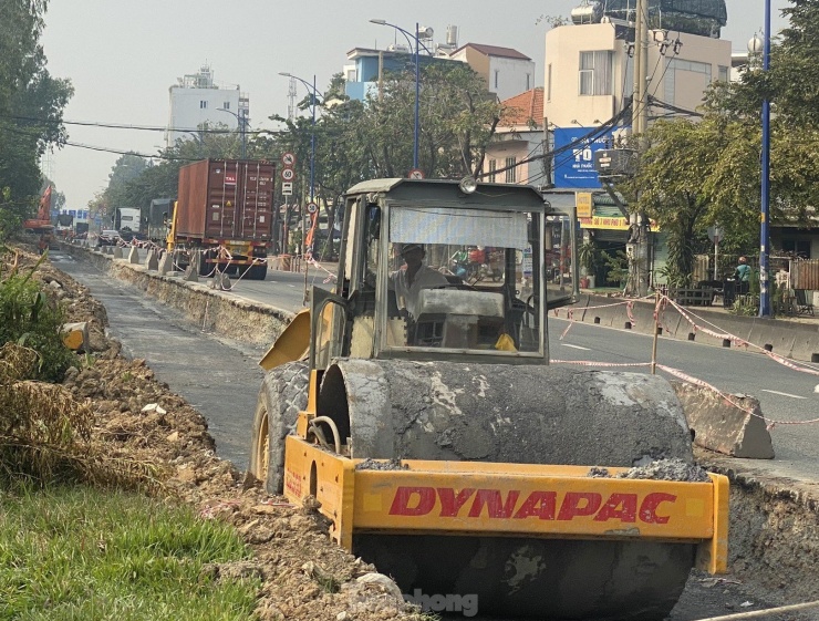 Theo Ban Giao thông TPHCM, hiện tại nhà thầu đang tập trung công nhân, triển khai nhiều mũi và thi công ngày đêm để đẩy nhanh tiến độ.