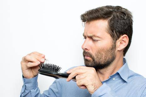 Tình trạng mất cân bằng nội tiết tố dẫn đến rụng tóc.