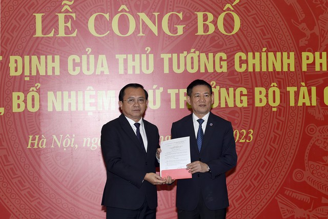 Bộ trưởng Bộ Tài chính Hồ Đức Phớc trao quyết định bổ nhiệm cho ông Lê Tấn Cận (trái)