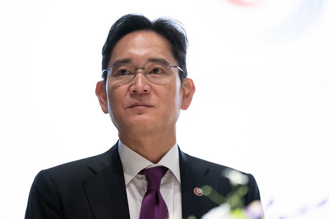 Một bức ảnh chụp Chủ tịch Samsung Electronics Lee Jae-yong gần đây đã trở thành chủ đề nhận được nhiều sự quan tâm trên mạng xã hội.
