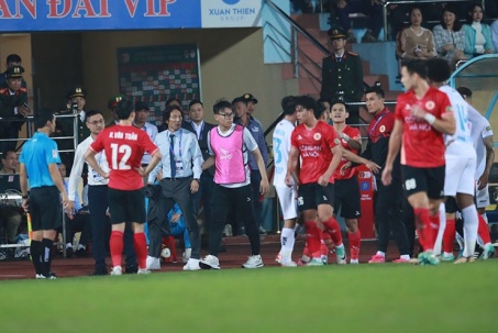 HLV Gong Oh Kyun nổi giận, muốn "ăn thua đủ" với cầu thủ Nam Định