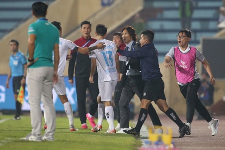 HLV Gong Oh Kyun bị thẻ vàng: “Cầu thủ Nam Định đánh vào ngực tôi”