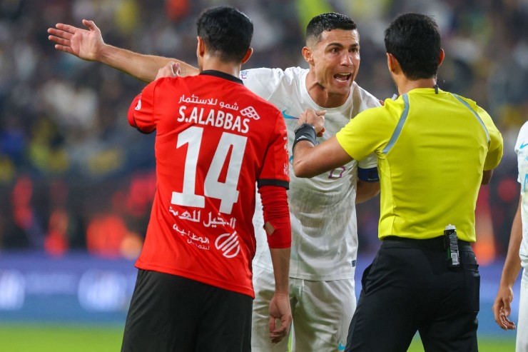 Ronaldo phản ứng cực mạnh với trọng tài khi bị tước phạt đền
