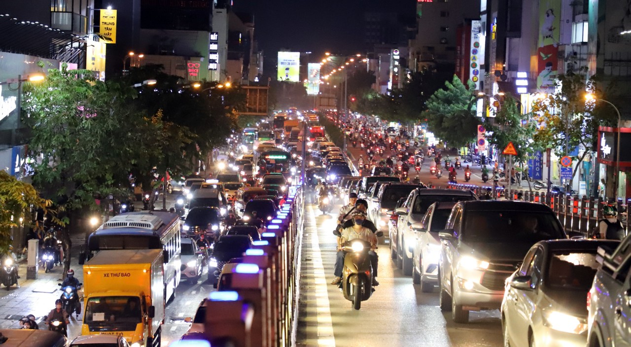 Đến 21h tối 8/12, các tuyến đường cửa ngõ sân bay Tân Sơn Nhất (quận Tân Bình, TP.HCM) vẫn đang kẹt xe nghiêm trọng. Hàng nghìn phương tiện chỉ “nhúc nhích”, thậm chí có đoạn chỉ đứng “chôn chân” do kẹt xe kéo dài.