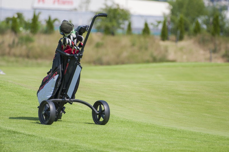 Ngày nay, golf buggy được trang bị nhiều công nghệ hiện đại, giúp golfer dễ dàng di chuyển.