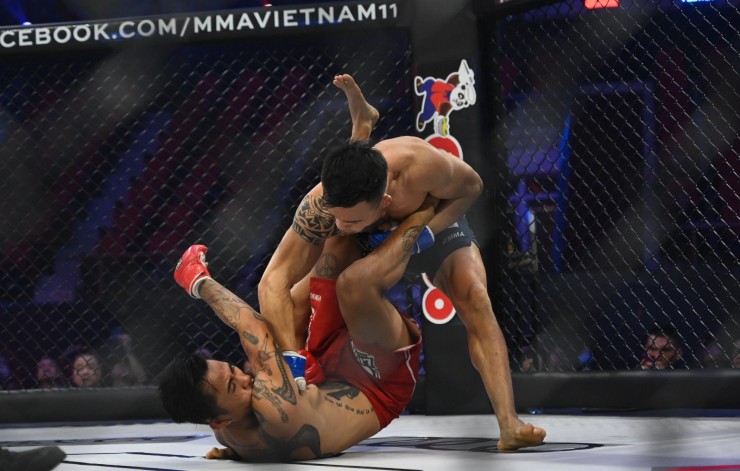 "Thánh cà khịa" bị knock-out ở giải MMA Việt, bác sĩ phải lên sàn sơ cứu - 1