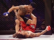 Thể thao - &quot;Thánh cà khịa&quot; bị knock-out ở giải MMA Việt, bác sĩ phải lên sàn sơ cứu