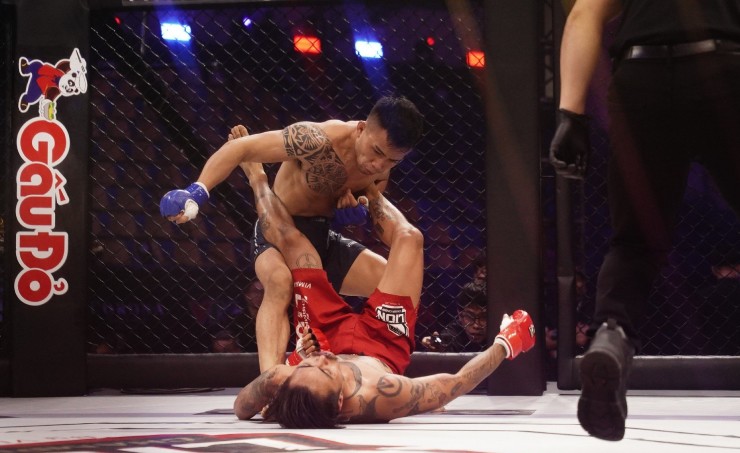 "Thánh cà khịa" Ngọc Lâm (quần đỏ) nhận thất bại knock-out kỹ thuật bởi Văn Thuận