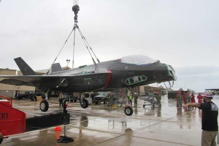 Khung máy bay F-35A đã được lắp ráp lại được kéo lên trong khóa huấn luyện khắc phục sự cố ngày 13-9-2022 tại căn cứ không quân Hill (bang Utah). Ảnh: US AIR FORCE