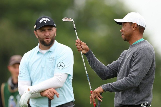 Jon Rahm và Tiger Woods tại sự kiện JP McManus Pro-Am ở Adare Manor năm 2022.