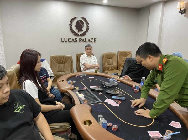 Tổ công tác của Cục Cảnh sát hình sự, Bộ Tư lệnh Cảnh sát cơ động và Phòng Cảnh sát hình sự, Công an TP Hà Nội kiểm tra, phát hiện các đối tượng đang tổ chức đánh bạc và đánh bạc bằng hình thức Poker.