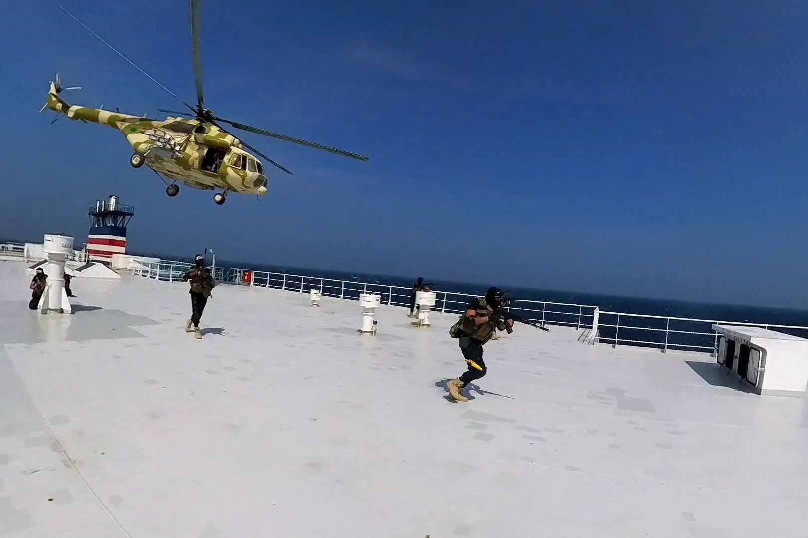 Sau cảnh báo của Houthi, 2 UAV hướng thẳng đến chiến hạm Pháp ở Biển Đỏ - 2