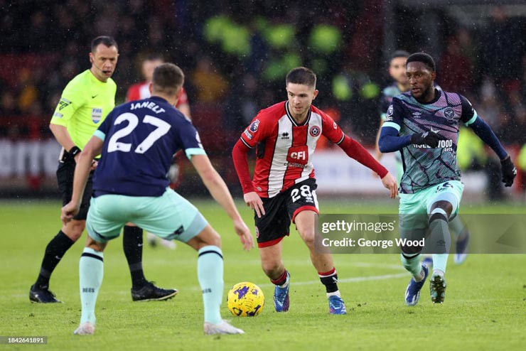 Sheffield United (áo đỏ trắng) giành chiến thắng quan trọng