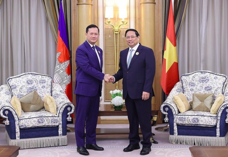 Thủ tướng Phạm Minh Chính gặp Thủ tướng Campuchia Hun Manet nhân dịp tham dự Hội nghị Cấp cao ASEAN - Hội đồng Hợp tác Vùng Vịnh (GCC) tháng 10/2023. (Ảnh: TTXVN)