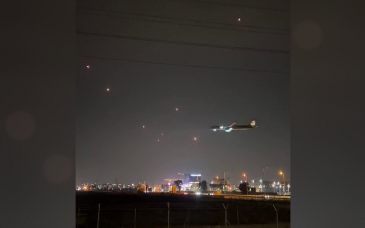 VIDEO: Thót tim cảnh máy bay chở khách ở Israel vượt mưa rocket phóng từ Gaza - 1