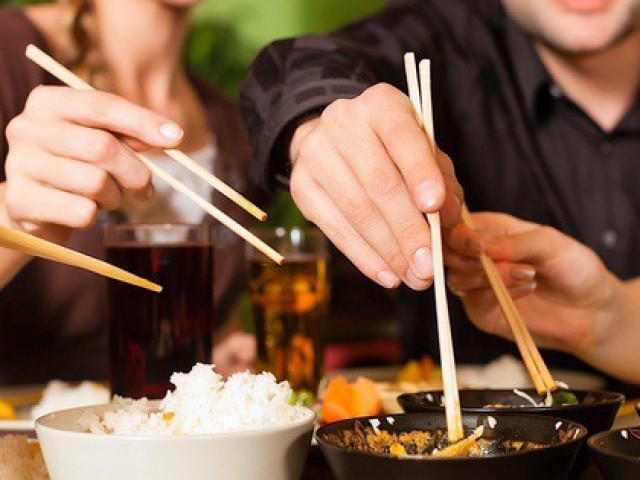 4 kiểu người không nên ăn chung, 3 điều nên và 6 điều đừng nói trên bàn ăn
