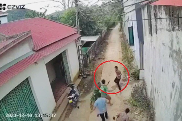 Hình ảnh Nguyễn Văn Lực tước dao rồi truy sát, đâm trọng thương Nguyễn Hữu Quyết. Ảnh cắt từ clip