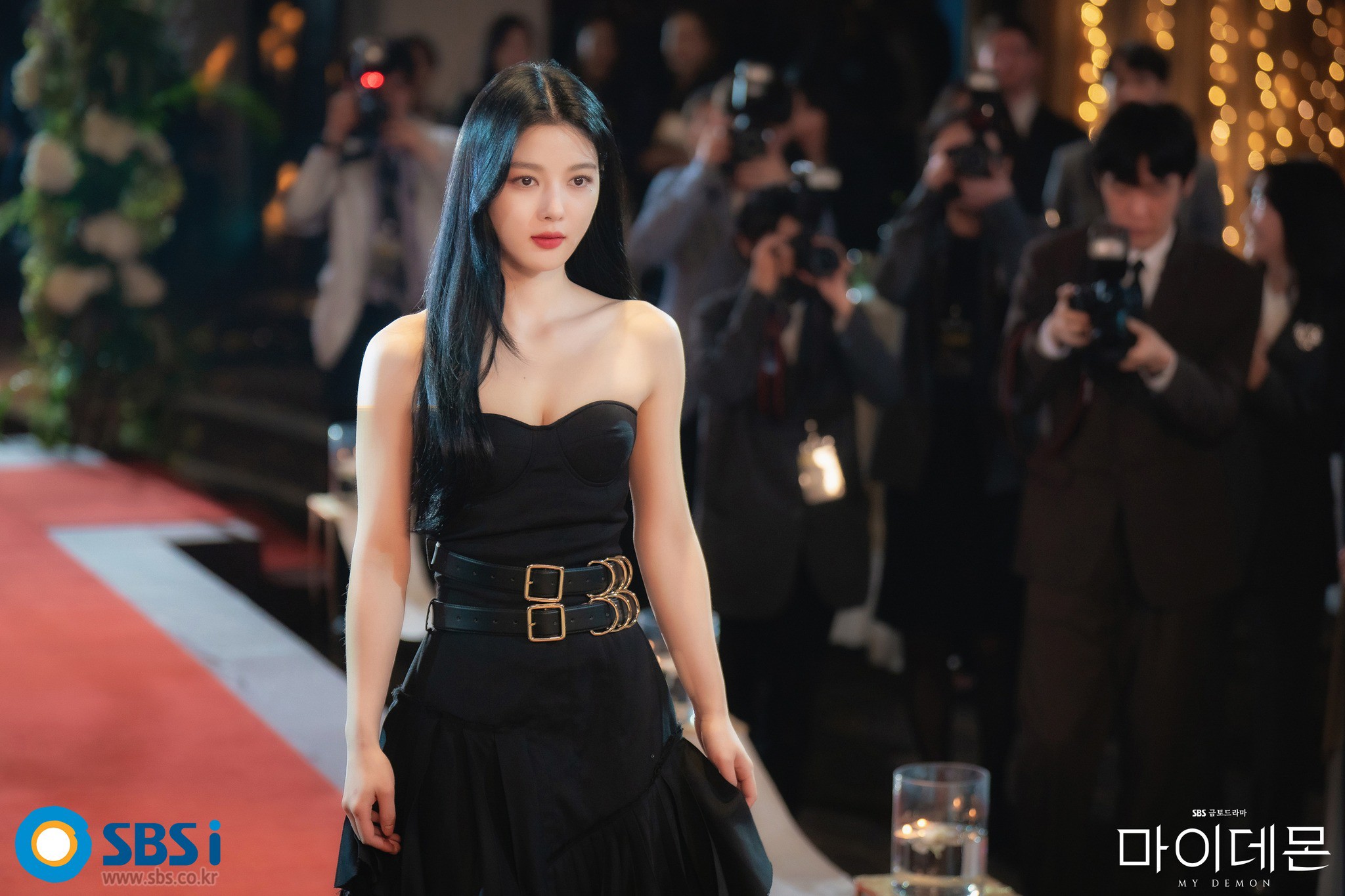 Kim Yoo Jung xuất hiện đẹp tựa nữ thần, thu hút mọi ống kính tại các sự kiện.