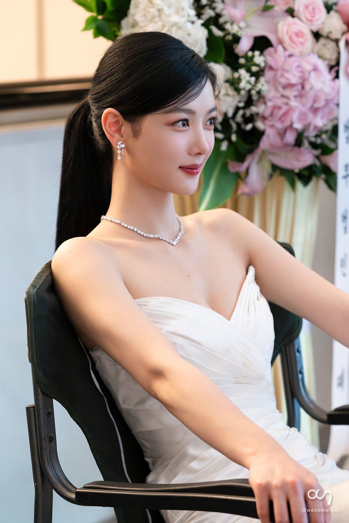 Kim Yoo Jung khỏe vẻ đẹp trưởng thành khi diện áo cô dâu trong dự án phim mới.