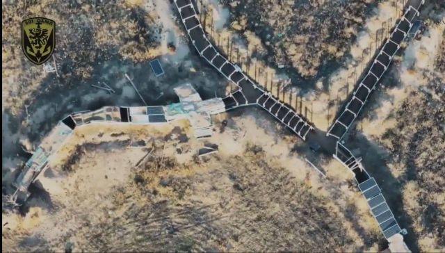 Quân đội Nga dựng các tấm che màu đen lên trên chiến hào nhằm đối phó với UAV tự sát của Ukraine.