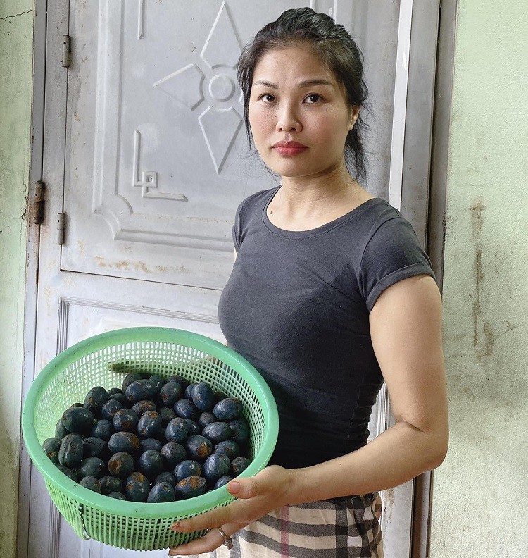 Cọ chín có màu đen, trước khi chế biến sẽ được mang đi xóc cho bớt lớp vỏ chát bên ngoài. (Ảnh: Hải&nbsp;Yến).