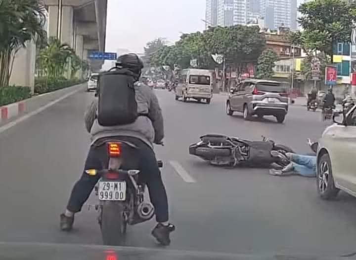 Nam thanh niên điều khiển xe máy gây tai nạn rồi bỏ đi.