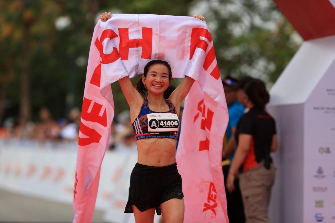 Hạng nhất nữ chung cuộc nhóm tuổi cự ly Marathon, vận động viên Nguyễn Thị Oanh, người Việt Nam