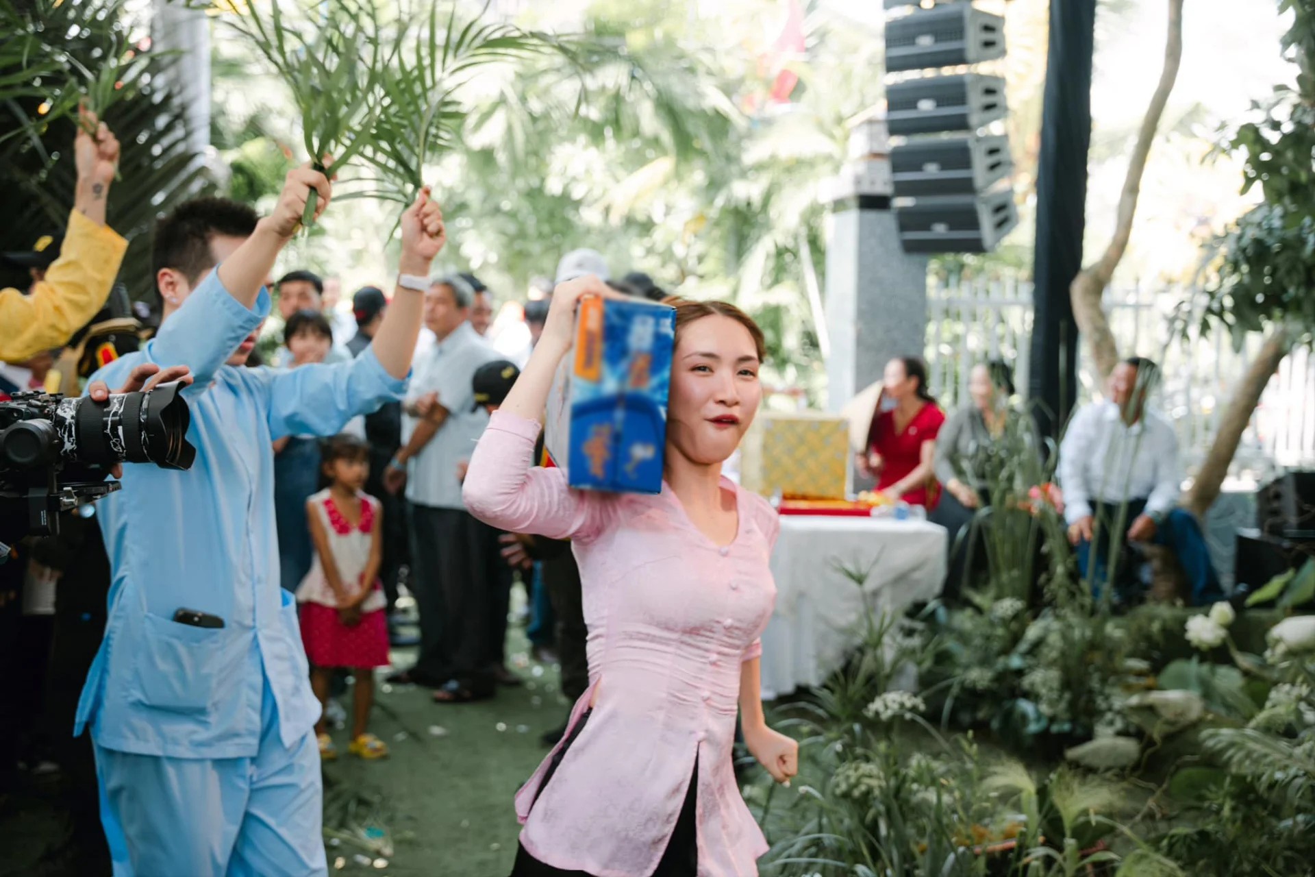 Hành động "lầy lội" của Hòa Minzy trong đám cưới, khán giả phản ánh: "Hết vui, lố lăng rồi" - 1