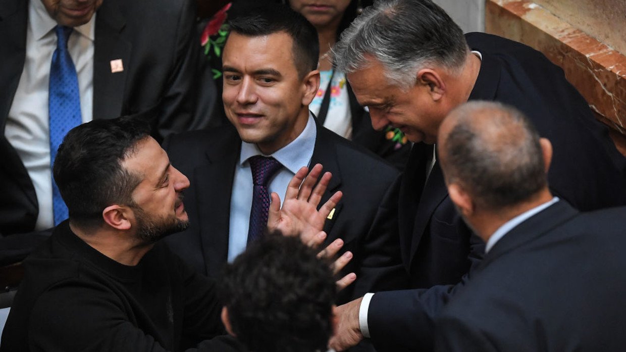 Ông Zelensky tranh thủ trò chuyện với Thủ tướng Hungary Viktor Orban tại một sự kiện ở Argentina.