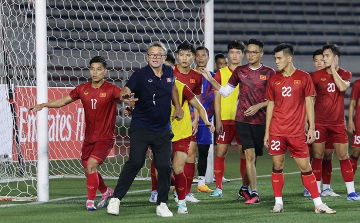 Thầy trò HLV Troussier chờ sau vòng 8 V-League sẽ hội quân và tập chay, sau đó lên đường sang Qatar. Ảnh: H.HÙNG