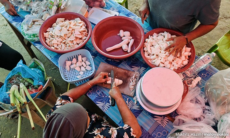 Người Orang Asli nấu đồ ăn chay trong dịp này, vừa để ăn vừa để cúng tổ tiên. Bộ lạc kiêng thịt để ăn mừng.
