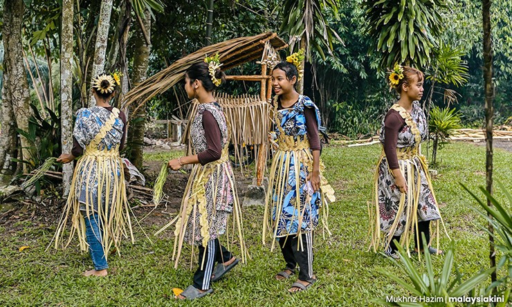 Các cô gái Temuan trong trang phục truyền thống sau khi biểu diễn điệu múa sewang vào ngày thứ hai của Ngày Tổ tiên. Vào ngày này, họ tổ chức tiệc khiêu vũ, hát karaoke và tiệc chào đón năm mới.
