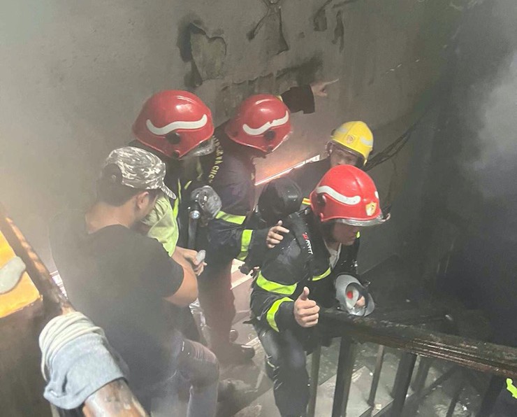 12 người được cứu khỏi căn nhà cháy: Dùng quần jean làm dây thoát nạn - 1