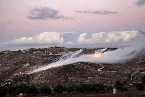 Pháo binh Israel tấn công quân Hezbollah ở giáp biên giới với Lebanon.