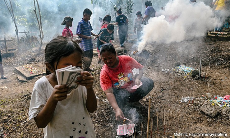 Người Orang Asli đốt nhang và giấy tờ tương tự như "tiền âm phủ" để cúng tổ tiên. Người dân bản địa, đặc biệt là ở Selangor, đã chấp nhận những khía cạnh từ các nền văn hóa khác trong phong tục của họ.
