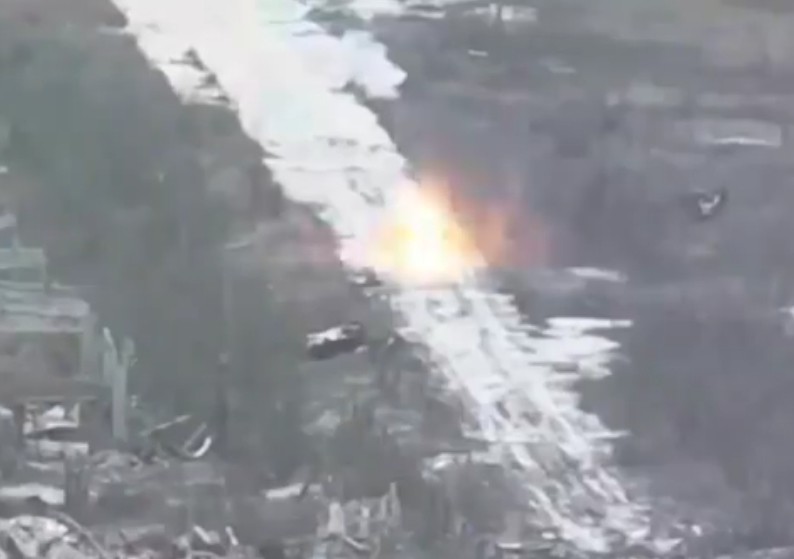 Ukraine đăng video UAV FPV lần đầu phá hủy robot quân sự Nga ở Avdiivka - 1