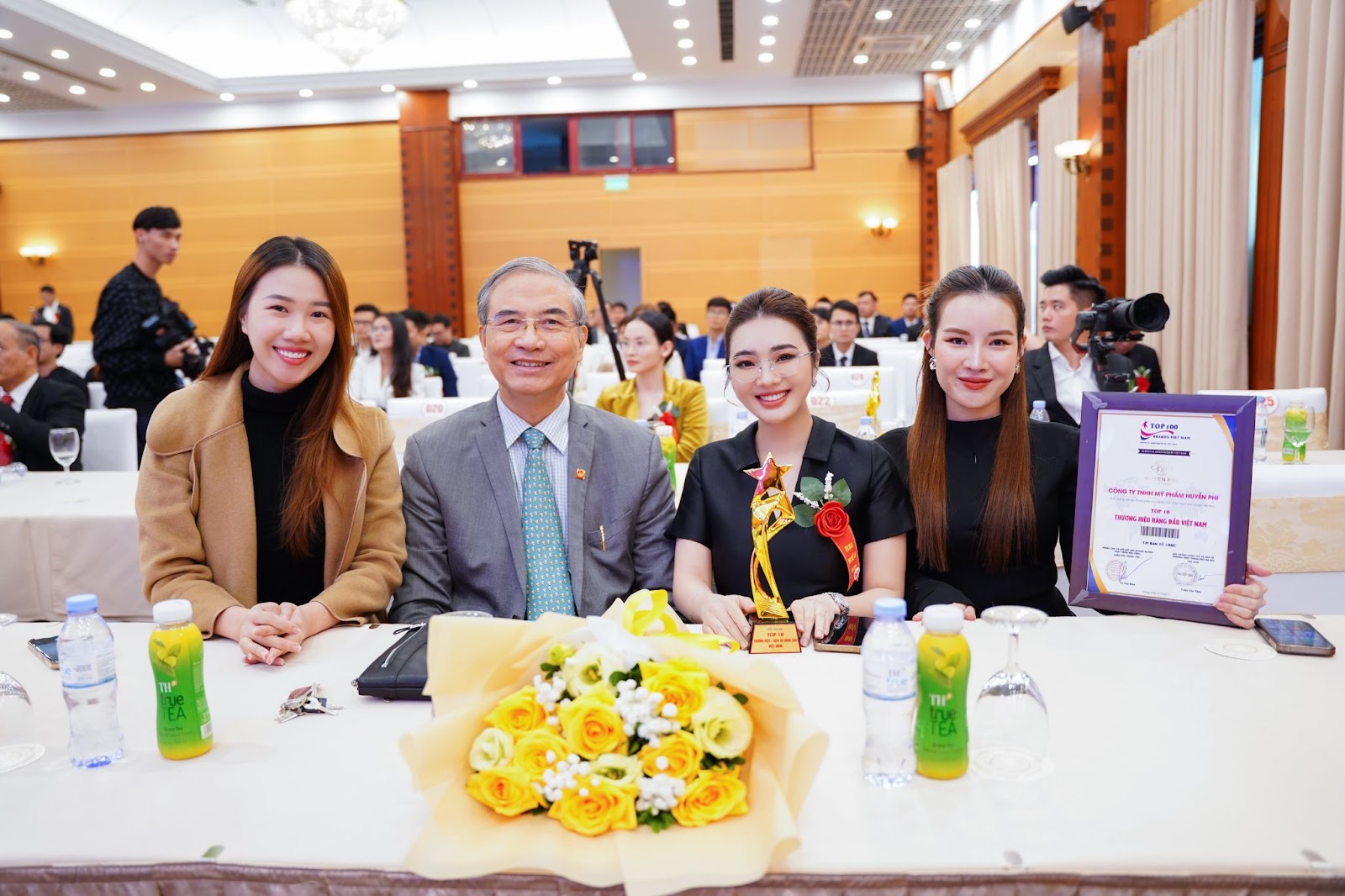 Huyền Phi Cosmetics lọt Top 10 Thương hiệu - Dịch vụ Uy tín hàng đầu Việt Nam - 2