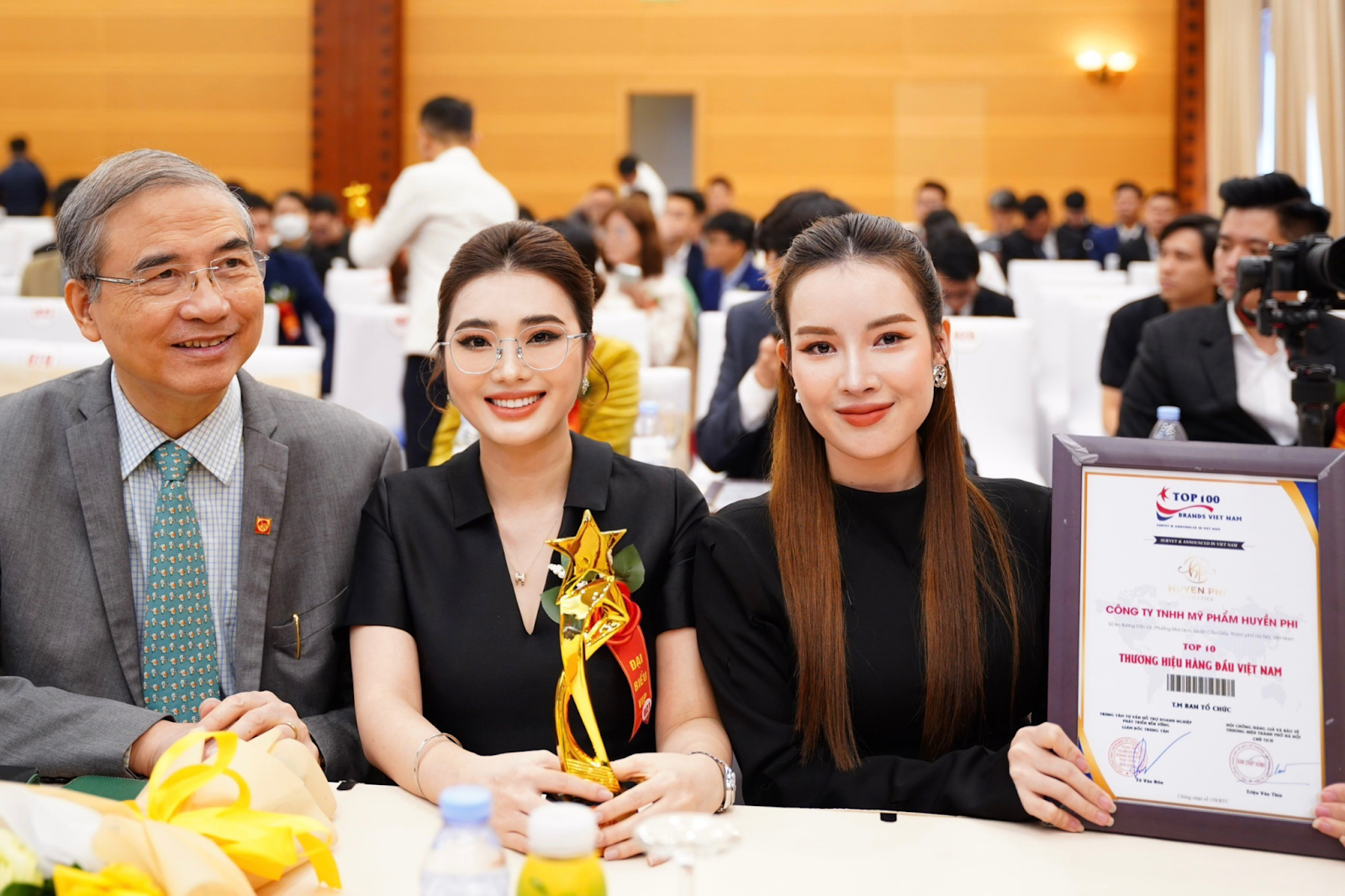 Huyền Phi Cosmetics lọt Top 10 Thương hiệu - Dịch vụ Uy tín hàng đầu Việt Nam - 4