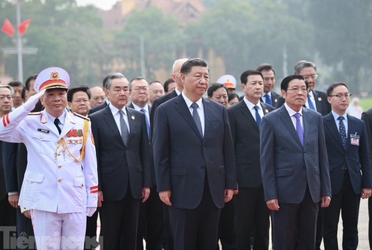 Đoàn đại biểu cấp cao Trung Quốc do Tổng Bí thư, Chủ tịch nước Trung Quốc Tập Cận Bình dẫn đầu viếng Lăng Chủ tịch Hồ Chí Minh, sáng 13/12. (Ảnh: Như Ý)