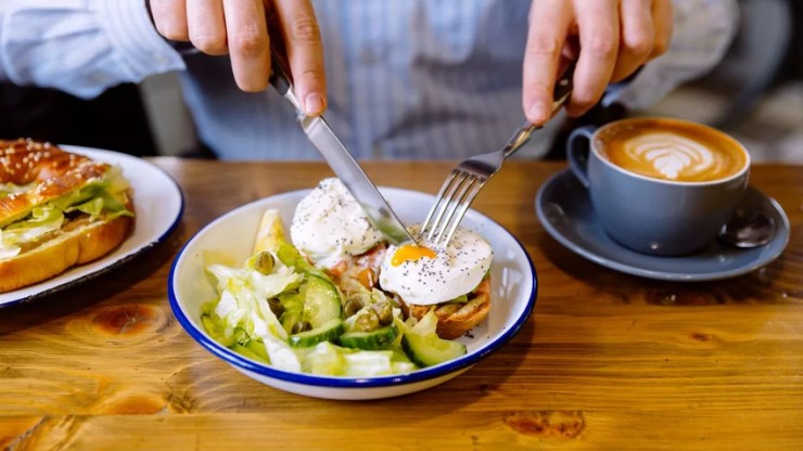 Tại sao nên tránh kết hợp trứng và cà phê vào bữa sáng? - 1