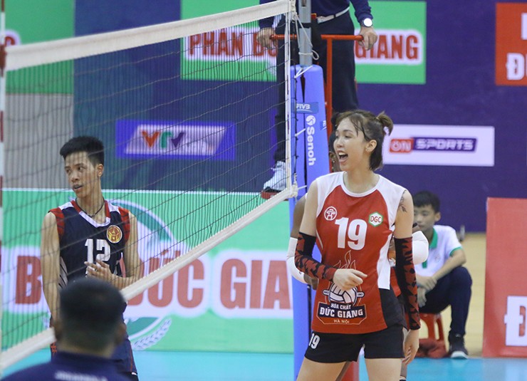 Lý Luyến (số 19, Sports Center 1) cao 1m93