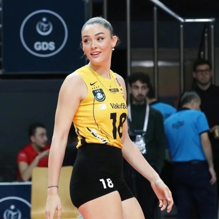 Zehra Gunes (Vakifbank) cao 1m98