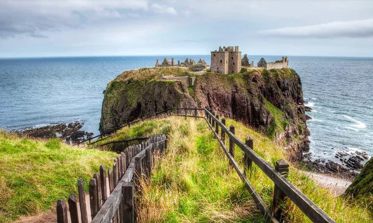 Lâu đài Dunnottar (Scotland):&nbsp;Pháo đài trên đỉnh vách đá được gọi là lâu đài Dunnottar được cho là được xây dựng lần đầu tiên ở Scotland vào đầu thời Trung cổ. Những&nbsp;tàn tích còn sót lại&nbsp;của lâu đài gồm tòa tháp từ thế kỷ 14 cũng như cung điện từ thế kỷ 16 và từng là nơi ở của Bá tước Marischal, một trong những gia đình quyền lực nhất trong lịch sử Scotland.&nbsp;
